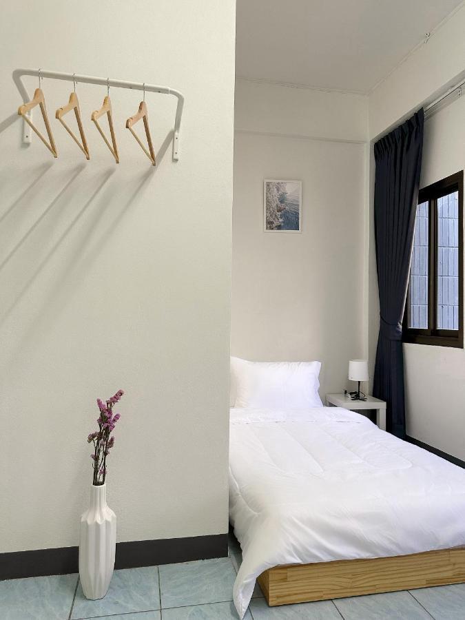 Montana Hotel & Hostel Phuket Karon Exterior foto